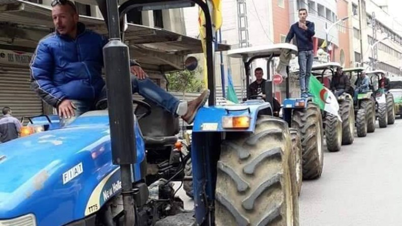 Les agriculteurs manifestent à bord de leurs tracteurs à Tizi Ouzou