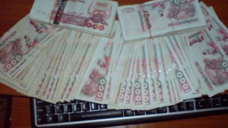 شرطي ومسؤولون ضمن شبكة لتزوير جوازات السفر والأوراق النقدية