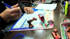 هكذا ضُبطت سيارة محملة بالأختام وملفات المركبات والوثائق المزوّرة