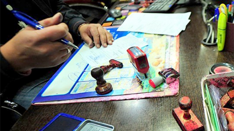 هكذا ضُبطت سيارة محملة بالأختام وملفات المركبات والوثائق المزوّرة