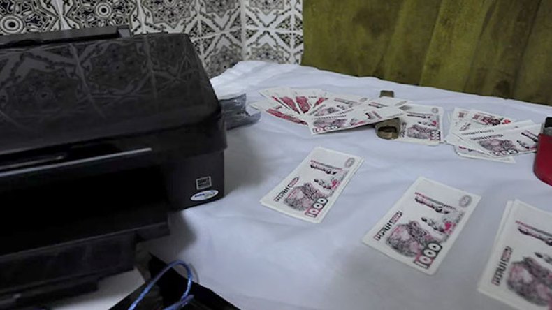 الإطاحة بعصابة تزور العملة الوطنية