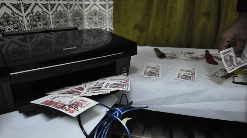 زوجان يحولان مسكنهما إلى ورشة لتزوير النقود والوثائق الرسمية!