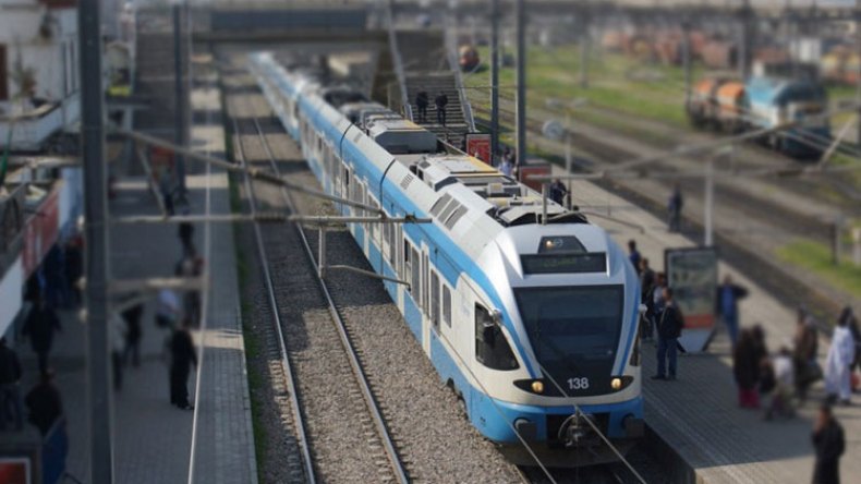 إضراب مفاجئ لعمال المحطات يشل حركة النقل بقطارات الضواحي