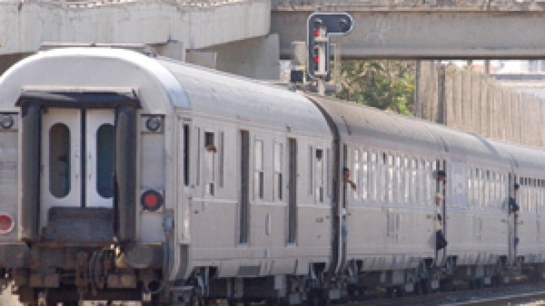 مواطنون بالعجيبة يقطعون خط السكة الحديدية ويعطلون حركة القطارات