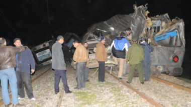 Algeria train crash injures 21