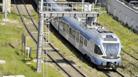 تذبذب في رحلات القطار بسبب سلك كهربائي بخط السكة ببلوزداد