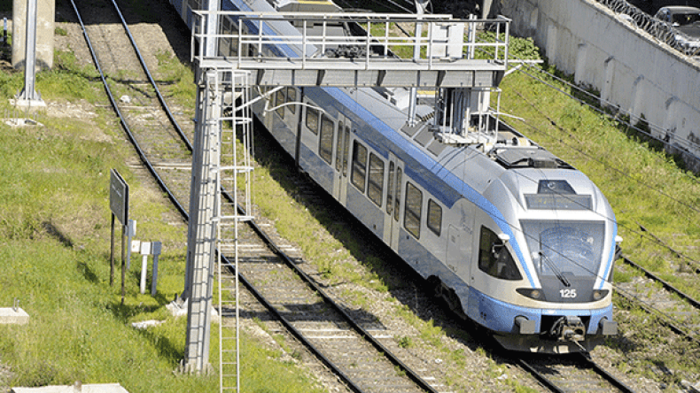 تذبذب في رحلات القطار بسبب سلك كهربائي بخط السكة ببلوزداد