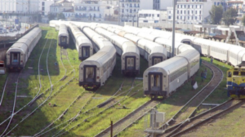 سائقو القطارات يشلون الحركة وسط سخط المسافرين