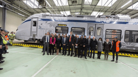 الجزائر تتسلم أول قطار هجين