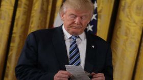 ترامب يتسلم الشيفرات النووية ويوقع قرارات وعد بها في حملته الانتخابية