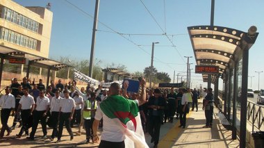 Les travailleurs du tramway d'Oran: «La France dégage»