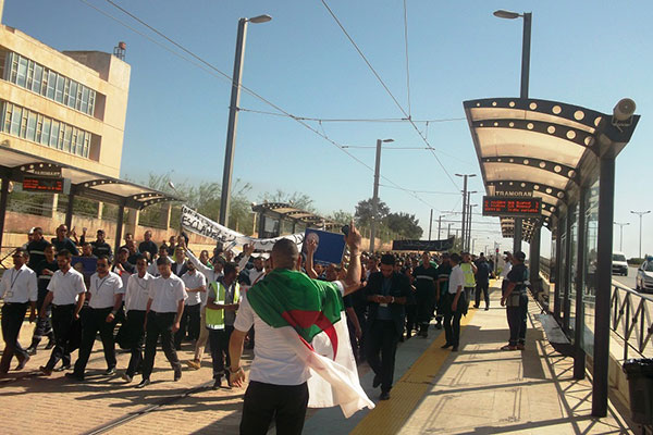 Les travailleurs du tramway d'Oran: «La France dégage»
