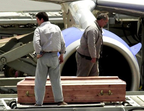 Immigrants condemn begging to transport the bodies of deceased