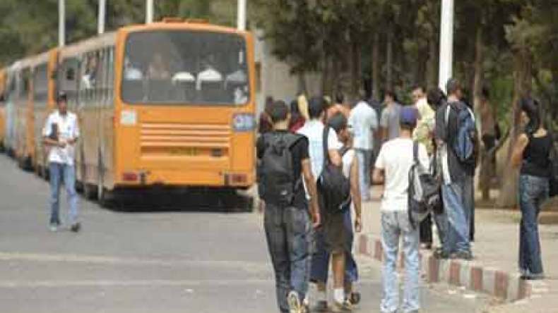 الطلبة يشتكون من انعدام النقل الجامعي