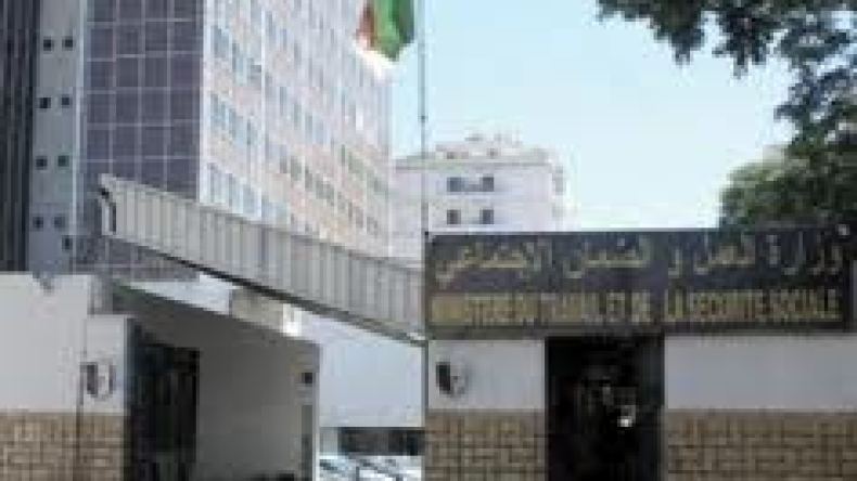 شباب‭ ‬عقود‭ ‬ما‭ ‬قبل‭ ‬التشغيل‭ ‬يعتصمون‭ ‬أمام‭ ‬مقر‭ ‬وزارة‭ ‬العمل‭