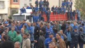 آلاف العمال يطالبون بمستحقاتهم المتأخرة