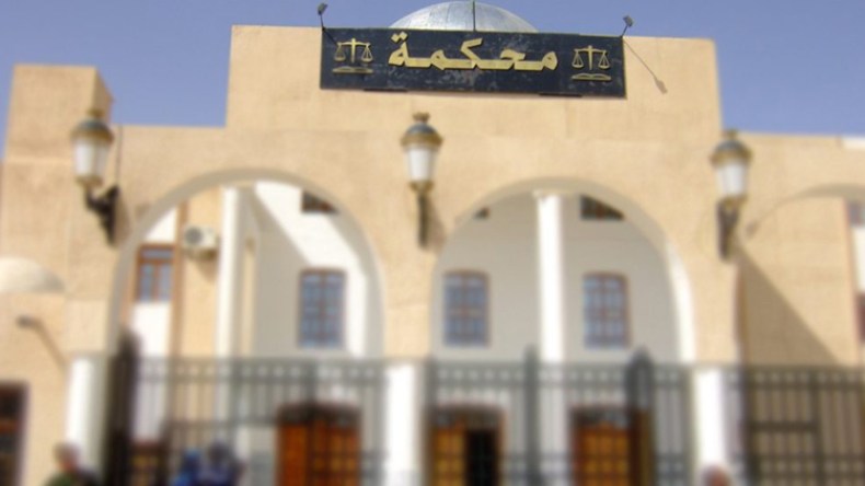 عمال الشركة التركية “أوزغون” يحتجون أمام محكمة بالبويرة
