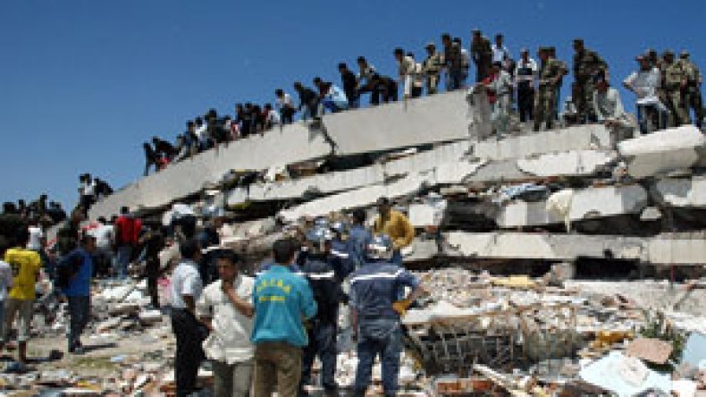 الحديد المغشوش المستعمل في البناء انكسر بدل أن ينحني