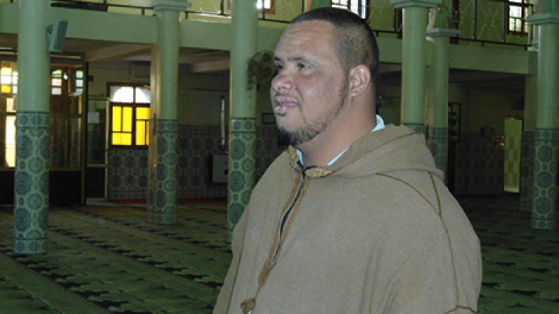 ابراهيم.. شاب “منغولي” لا يفوّت صلاة الفجر في المساجد