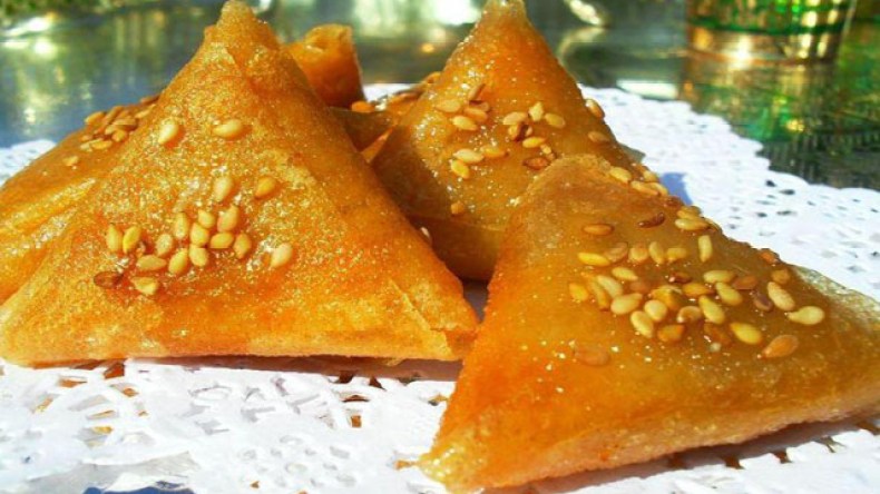 مثلثات اللوز