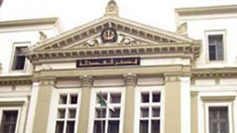 فتاة تحتال على 52 ضحية وتسلبهم 10 ملايير مقابل سكنات وأراض وهمية