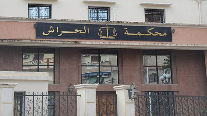 وزير العدل يوقف قاضيين عن مهامهما