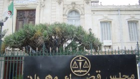 ميكانيكي وقابض حافلة بوهران يحاولان سلب سائق أجرة سيارته