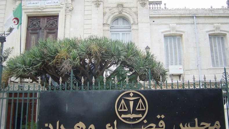 ميكانيكي وقابض حافلة بوهران يحاولان سلب سائق أجرة سيارته