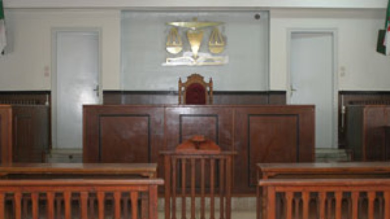 هكذا لعب “رئيس محكمة مزيف” بمسؤولين ومقاولين بشرق البلاد