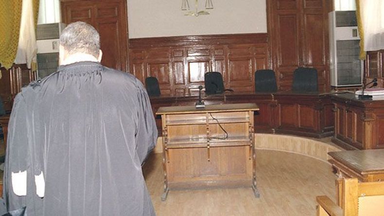 المحامي عمارة محسن أمام محكمة بئر مراد رايس الأحد