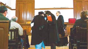 أب يدخل ابنه السجن حتى لا يصوم ثلاثة أيام