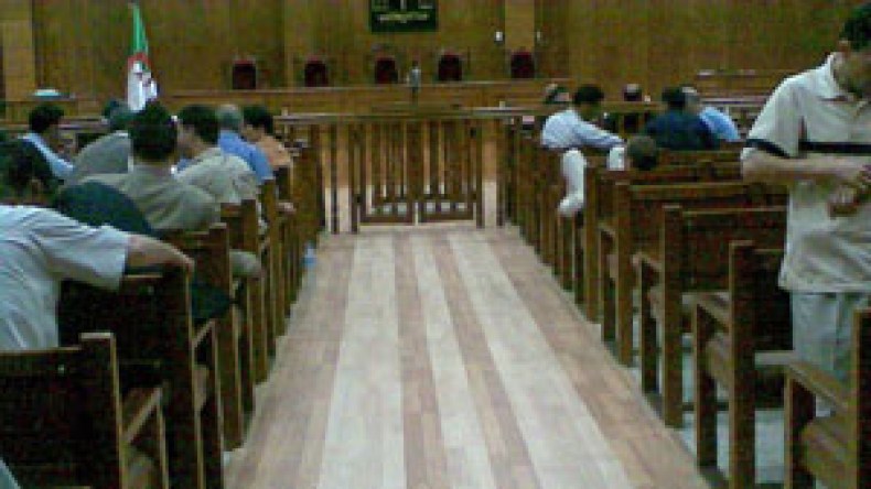 ضابط ومسؤول ضرائب مزيف يبيع للمواطنين سكنات وهمية