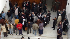 سكير يطلب الصفح لشربه الخمر بعد الإفطار وأم تطلب تعويضا من ابنها بعد مسامحته!