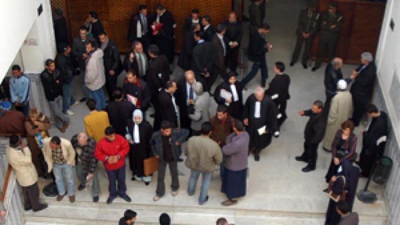 سكير يطلب الصفح لشربه الخمر بعد الإفطار وأم تطلب تعويضا من ابنها بعد مسامحته!