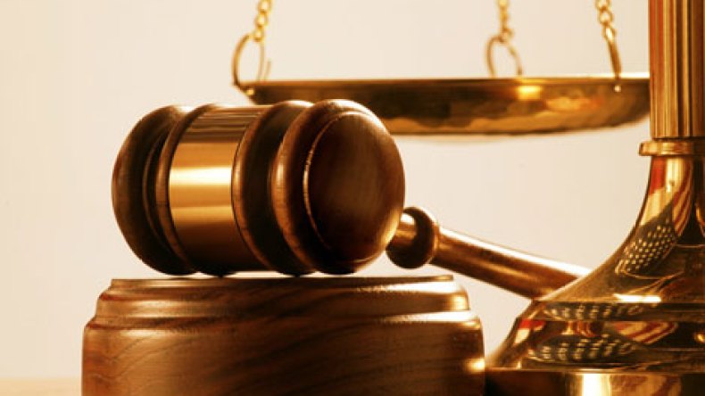 أربعيني ضرب والدته التسعينية بسبب الميراث وثلاثيني دفعها أرضا