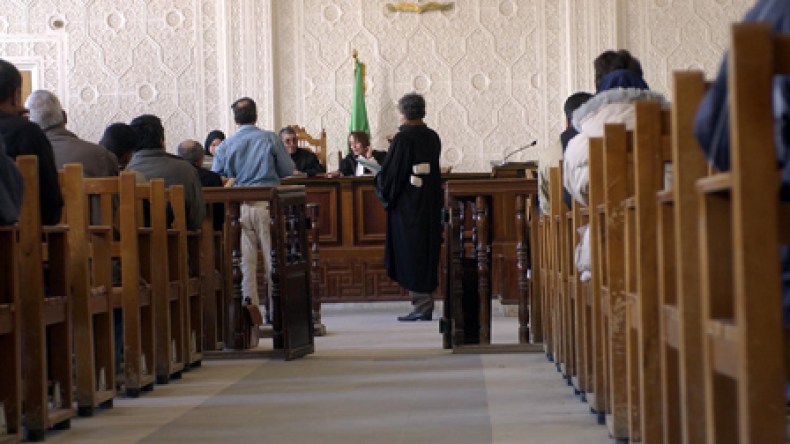 حبس إطار مكلف بكراء السجلات التجارية لفائدة بارونات الإسمنت