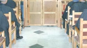 نساء في المحاكم بتهمة الخيانة الزوجية