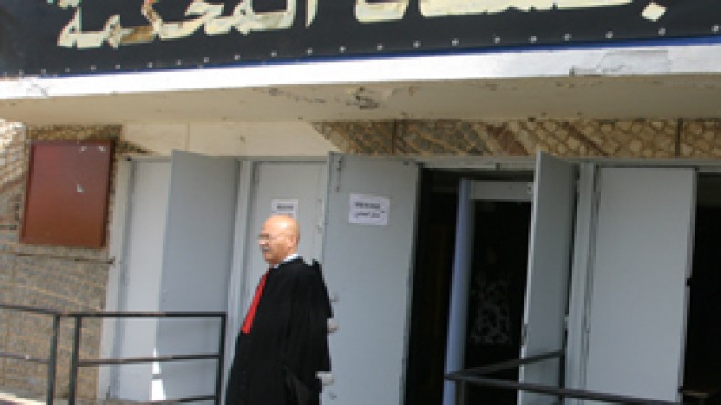 نائب سابق بالبرلمان يعتدي على فتاة قاصر داخل سيارته
