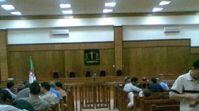 طالبة جامعية تطعن والدها بسكين دفاعا عن والدتها بعين تموشنت؟!