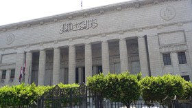 مصري يرشق قاض بحذائه خلال الجلسة