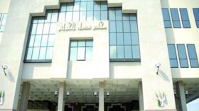 شاب متابع في 13 قضية يهدد بالانتحار خلال جلسة المحاكمة