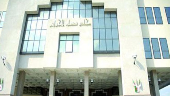 شاب متابع في 13 قضية يهدد بالانتحار خلال جلسة المحاكمة