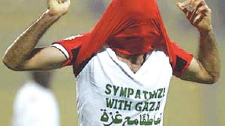 السياسة والدين في قلب المعارك الكروية