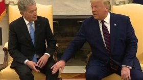 رئيس فلندا لترامب: لا تلمسني