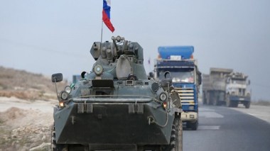 Des soldats américains tentent en vain de barrer la route à une patrouille russe en Syrie