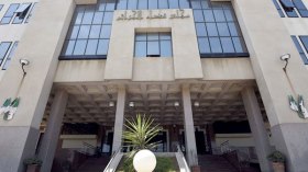 مُدمن يهدد والده المُقعد بالحرق.. وآخر “يضرب” والدتهǃ