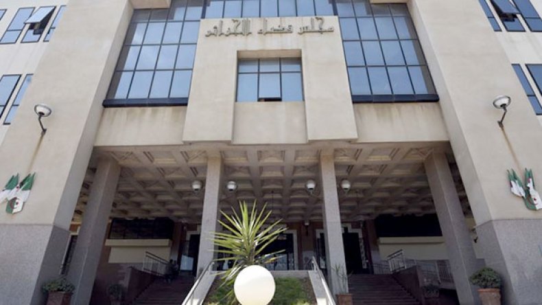 مُدمن يهدد والده المُقعد بالحرق.. وآخر “يضرب” والدتهǃ