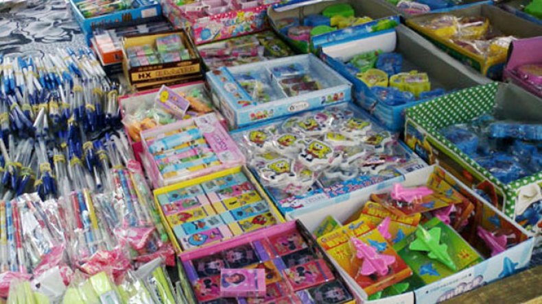 الأدوات المدرسية والمآزر تغزو الأسواق الموازية في‮ ‬عز الصيف