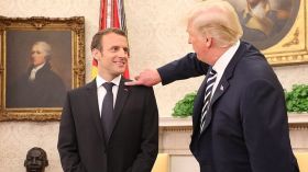 Quand Trump enlève les pellicules de Macron !