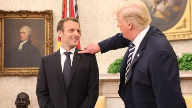 Quand Trump enlève les pellicules de Macron !